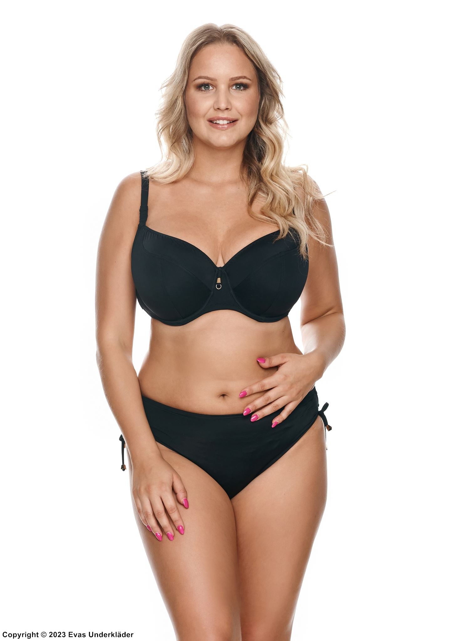 Bikini-Oberteil mit echten BH-Cups, glatter und bequemer Stoff, ohne Muster, D bis M-Cup